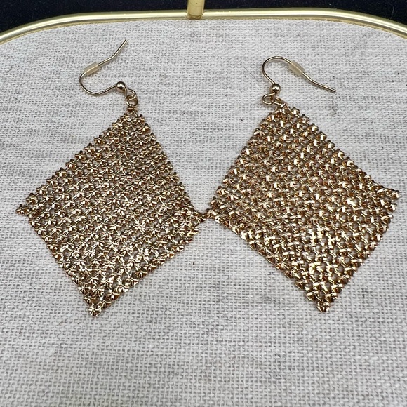 ℂℍ𝔸𝕀ℕ𝕄𝔸𝕀𝕃 Gold Tone Earrings NWOT - Picture 2 of 3